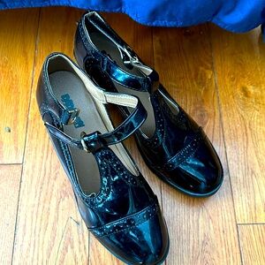 Patent leather Mary Jane shoes